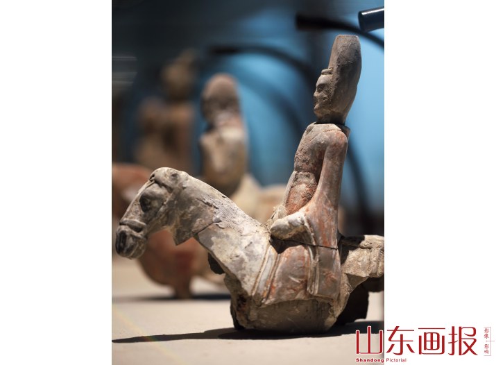 东魏贾思同墓出土笼冠俑