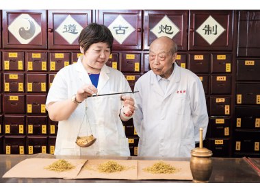 在丁书文看来，中医药历经千年而不衰，最根本原因在于它具有经得起实践检验的临床疗效