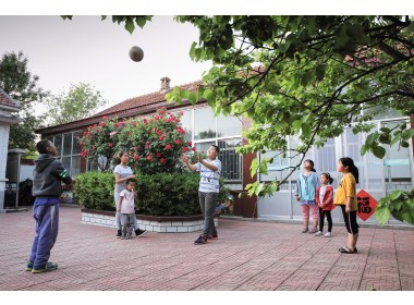 利津县村民在自家庭院休闲健身