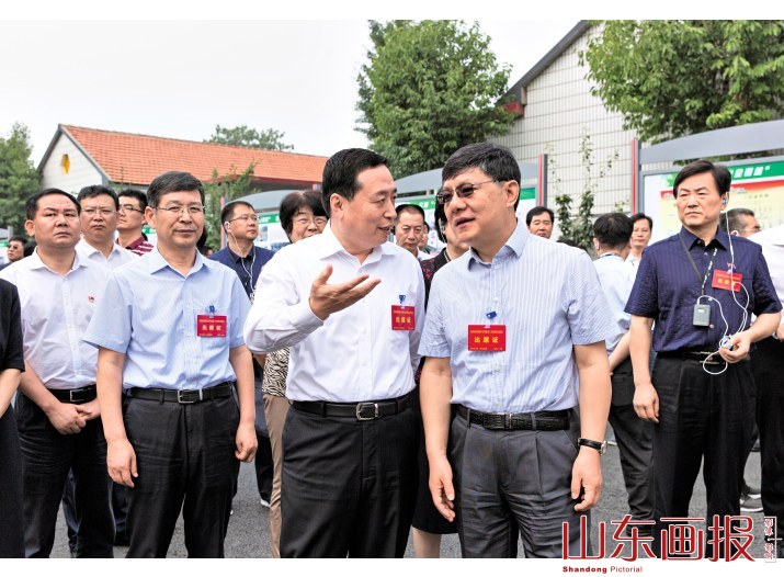 中央文明办专职副主任夏伟东，省委常委、宣传部部长、省文明委副主任孙守刚在淄博市临淄区敬仲镇白兔丘北村考察