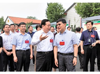 中央文明办专职副主任夏伟东，省委常委、宣传部部长、省文明委副主任孙守刚在淄博市临淄区敬仲镇白兔丘北村考察