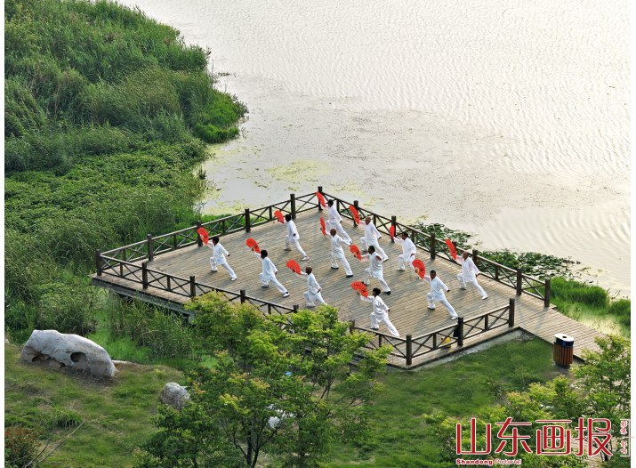 金乡县农民在乡村水岸晨练