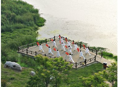 金乡县农民在乡村水岸晨练