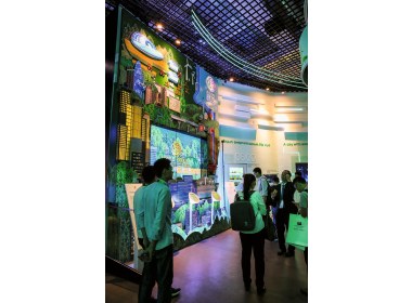 “丝路筑梦     绿色山东”的现代声光电的展厅，吸引着许多的观众