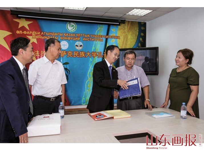 向阿里—法拉比国立民族大学孔子学院赠送图书
