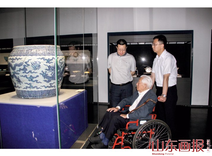 耿宝昌先生在展馆里和瓷器对望