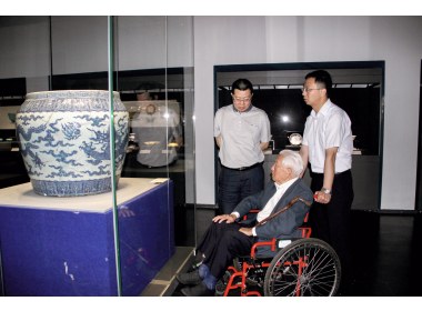 耿宝昌先生在展馆里和瓷器对望