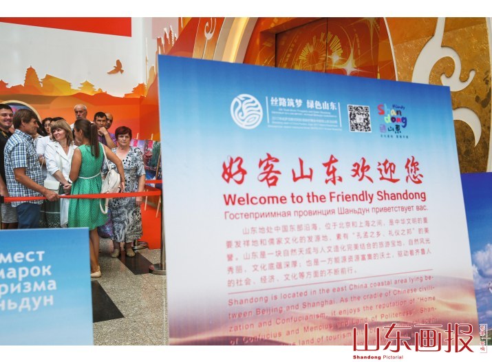 许多观众早早来到中国馆门前等候参观