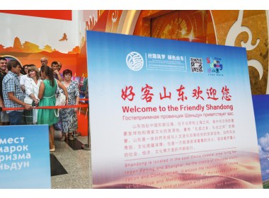 许多观众早早来到中国馆门前等候参观