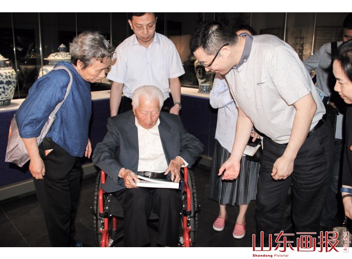 耿宝昌先生在翻阅瓷器爱好者带来的《明清瓷器鉴定》