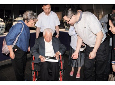 耿宝昌先生在翻阅瓷器爱好者带来的《明清瓷器鉴定》