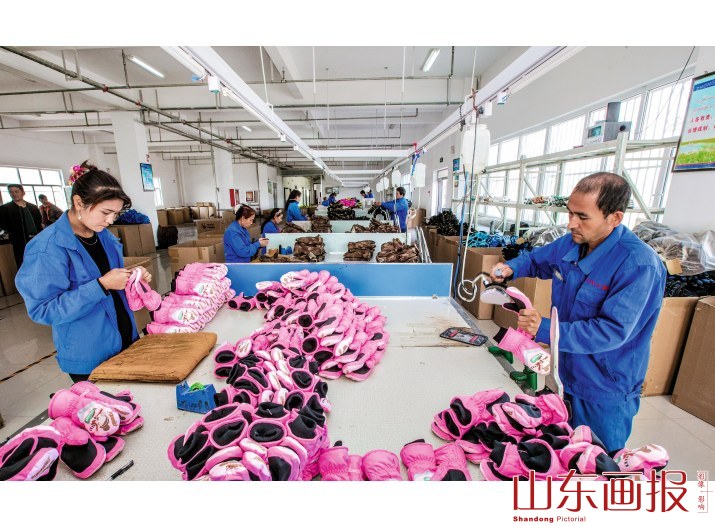 中兴手套公司卫星工厂的工人在加工手套