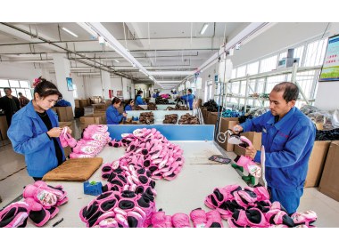 中兴手套公司卫星工厂的工人在加工手套