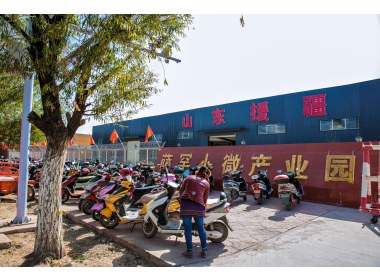 建在乡镇的小微产业园实现在家门口就业