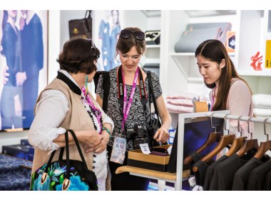 国外记者对圣泉石墨烯材料制作的服装颇感兴趣