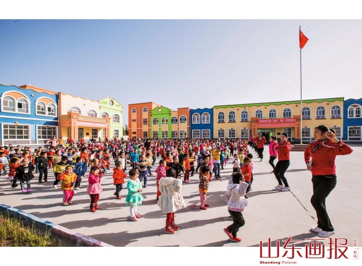 崭新的幼儿园和快乐舞蹈的孩子们