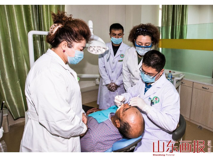 医疗援疆人才给当地医生示范口腔诊疗