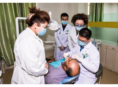 医疗援疆人才给当地医生示范口腔诊疗