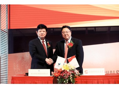 山东出版集团党委书记、董事长张志华与上海证券交易所总经理黄红元签订《上市协议书》