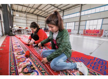 地毯后期加工也让群众增加了收入