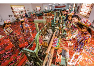 比丽克孜与姐妹们在卫星工厂机制传统工艺产品“艾德莱斯”