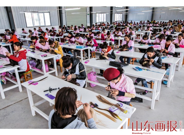 即发集团在小微产业园建立的服饰工厂生产假发