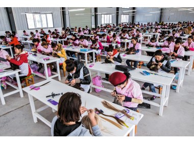 即发集团在小微产业园建立的服饰工厂生产假发