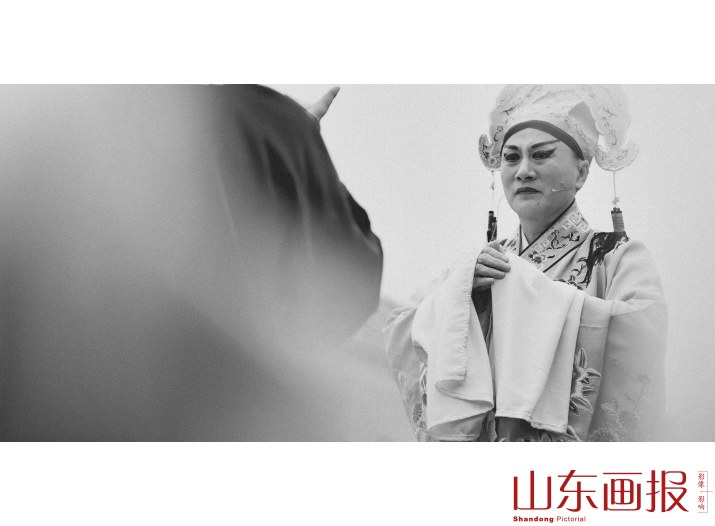 庄户吕剧团8，2016年，2016年，山东省东营市东营区，吕剧《小姑贤》的演员饰演的角色王登云在下基层演出中表演。