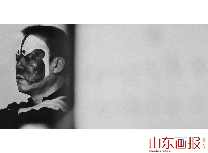 庄户京剧团1，2016年12月，山东省东营市东营区，出演京剧折子戏《二进宫》的大净演员正在后台化妆。京剧的化妆时间很长，演员们已经习以为常。