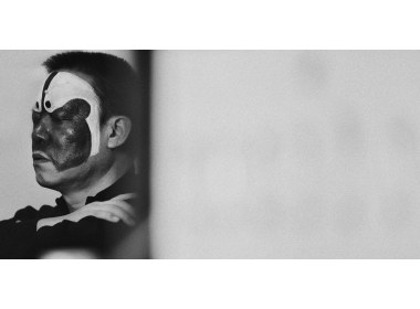 庄户京剧团1，2016年12月，山东省东营市东营区，出演京剧折子戏《二进宫》的大净演员正在后台化妆。京剧的化妆时间很长，演员们已经习以为常。