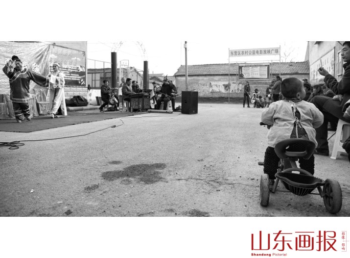 庄户吕剧团14，2016年，山东省东营市东营区，吕剧《小姑贤》的演员饰演的角色王登云在下基层演出中表演。