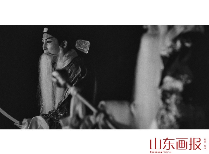 庄户京剧团13，2016年12月，山东省东营市东营区，出演京剧折子戏《二进宫》的须生演员在演出。