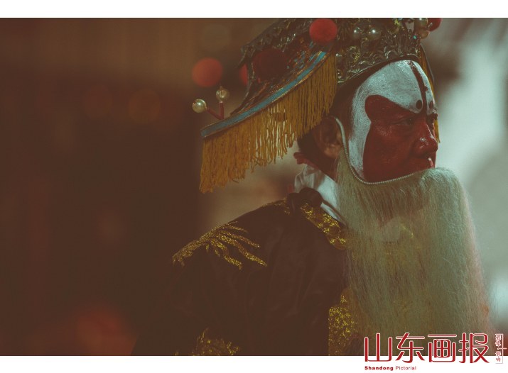 庄户京剧团16，2016年12月，山东省东营市东营区，出演京剧折子戏《二进宫》的须生演员在演出。