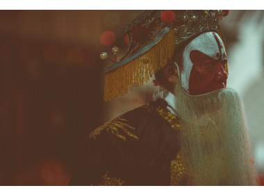 庄户京剧团16，2016年12月，山东省东营市东营区，出演京剧折子戏《二进宫》的须生演员在演出。