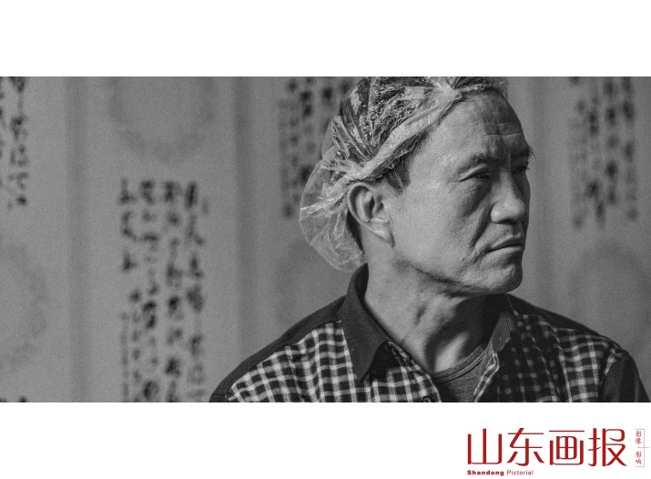 庄户京剧团6，2016年12月，山东省东营市东营区，出演京剧折子戏《二进宫》的演员杨艳妃正在后台化妆。