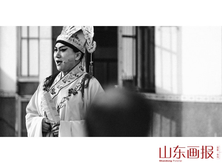 庄户吕剧团3，2016年，2016年，山东省东营市东营区，吕剧《小姑贤》的演员饰演的角色王登云在下基层演出中表演。