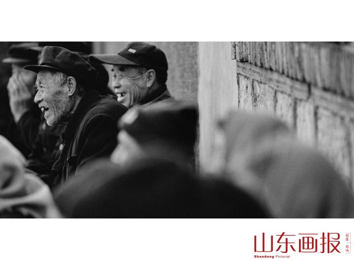 庄户吕剧团4，2016年，山东省东营市东营区，吕剧《小姑贤》演出中的观众。