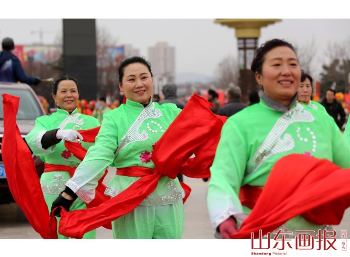 民俗“踩街”闹新春