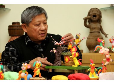 “玉犬送金鸡”