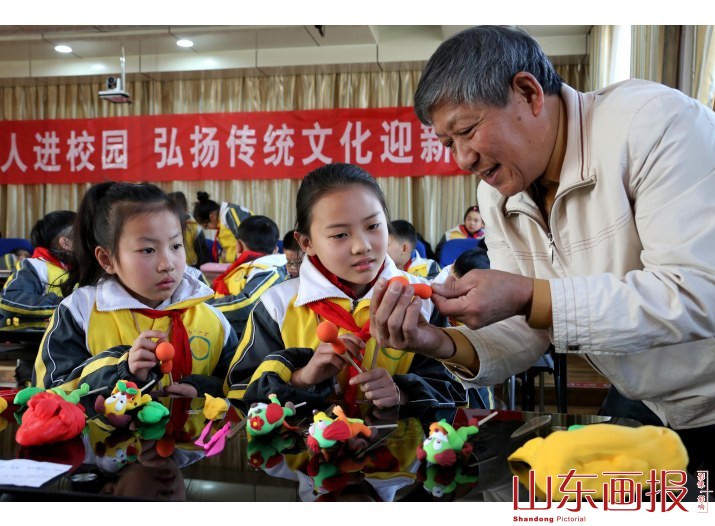 “百狗闹春”迎新年