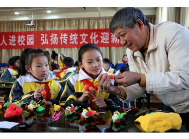 “百狗闹春”迎新年