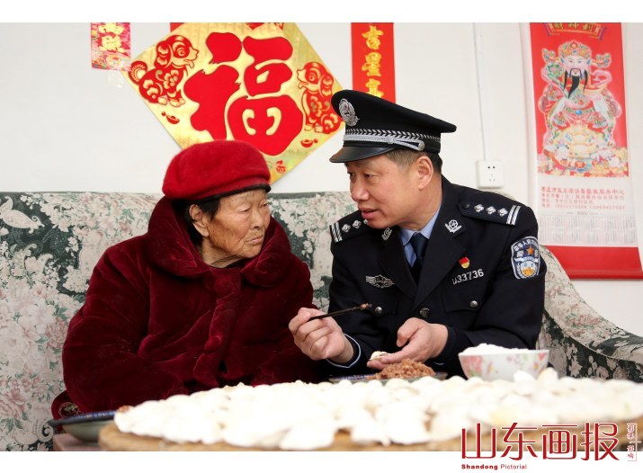 陪伴独居老人过大年