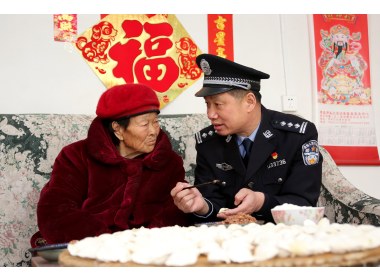 陪伴独居老人过大年