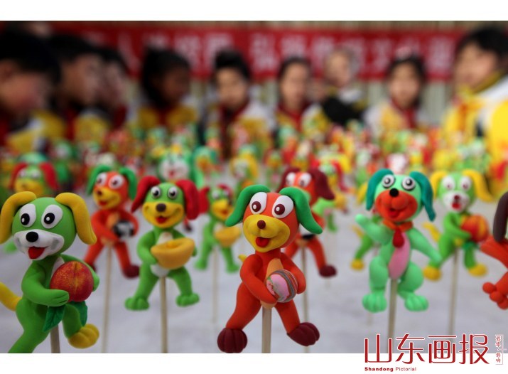 “百狗闹春”迎新年