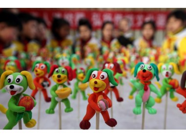 “百狗闹春”迎新年