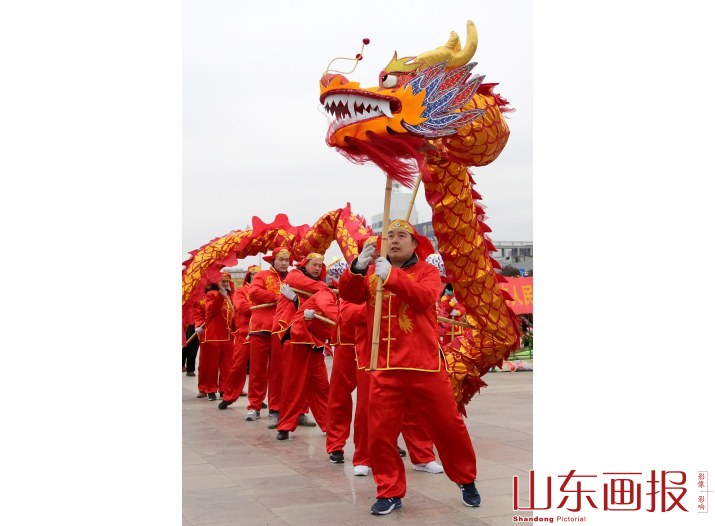 民俗“踩街”闹新春