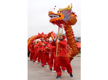 民俗“踩街”闹新春