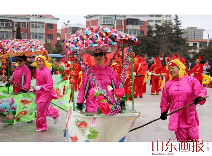 民俗“踩街”闹新春