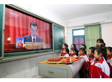 学生开学看“两会”、学“两会”