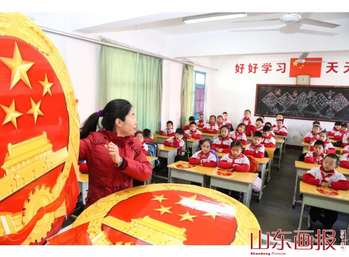 学生开学看“两会”、学“两会”